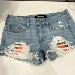 Express shorts with embroidery